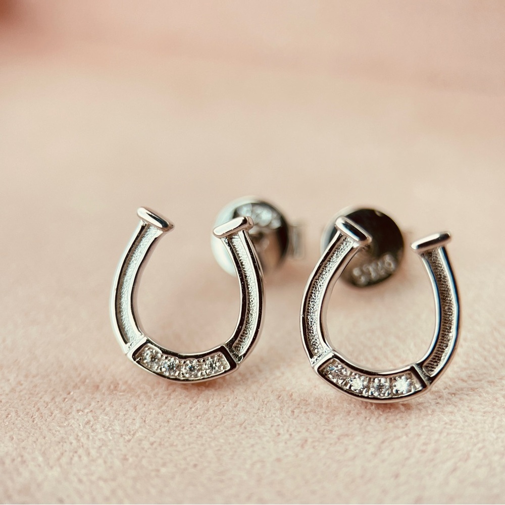 S925 Minimalist Moissanite Horseshoe Stud Earrings - Picture 3 of 5